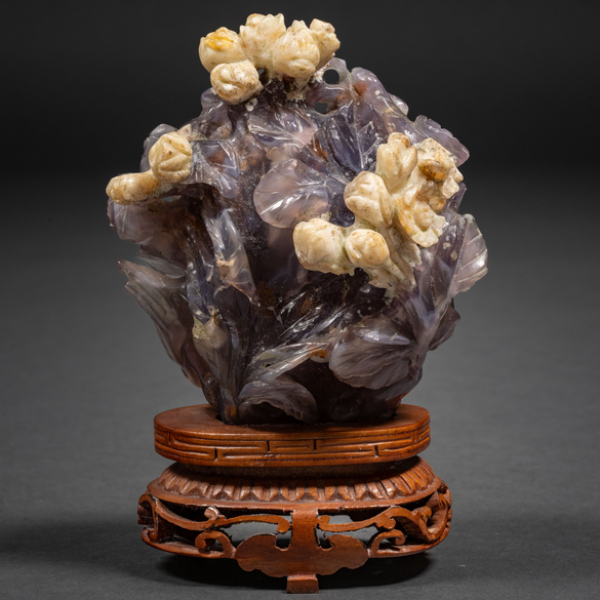 "Flores" Grupo escultórico en piedra de ágata tallado de dos colores del siglo XX.