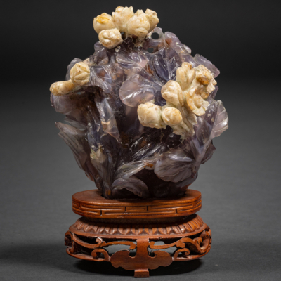 &quot;Flores&quot; Grupo escultórico en piedra de ágata tallado de dos colores del siglo XX.