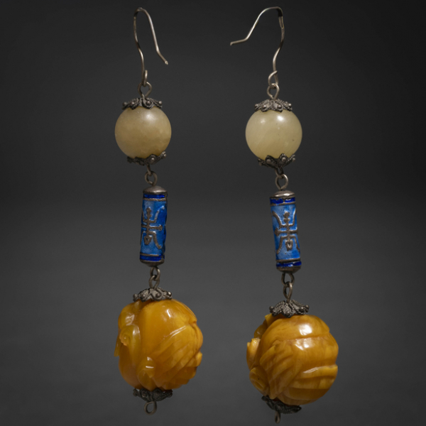 Pareja de pendientes en ámbar, jade y piedra lapislázuli de finales del siglo XIX-XX