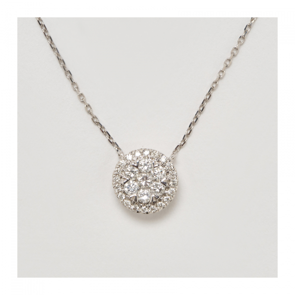 Gargantilla en oro blanco con rosetón y orla de diamantes talla brillante. Peso diamantes: 0,42 ct. aprox.