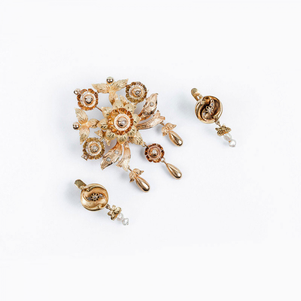 Conjunto de alfiler y pendientes antiguos, en oro rosa y amarillo, mate y brillo, decorados con perlitas y diamantitos, siguiendo composiciones vegetales, volutas y flecos colgantes con movimiento.