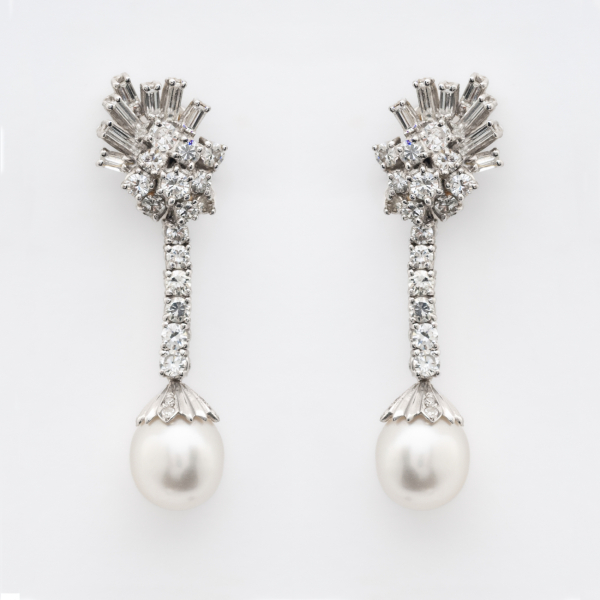 Pendientes largos en oro blanco con diamantes y perla oval