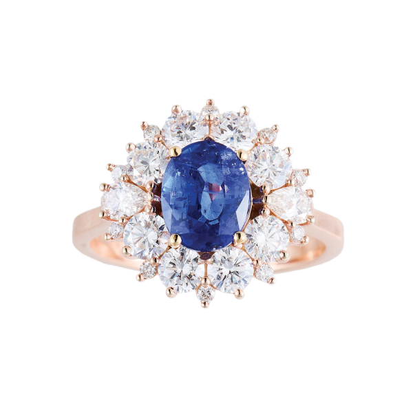 Sortija rosetón en oro rosa con zafiro de Sri Lanka talla oval orlado por diamantes tallas brillante y perilla.