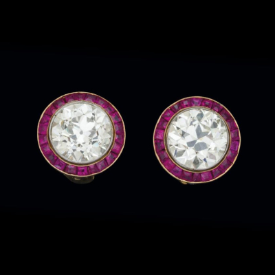 Pendientes de oro amarillo 18 K con dos importantes diamantes de 6 cts. y rub&iacute;es. 