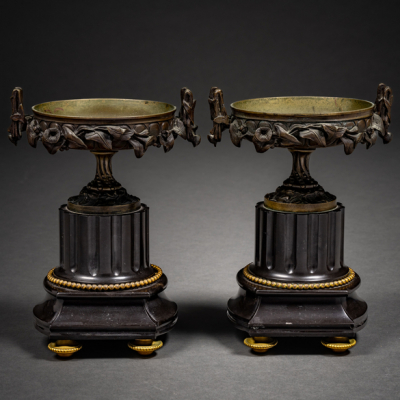 Pareja de copas Napoleón III en mármol negro, bronce dorado y bronce pavonado del siglo XIX