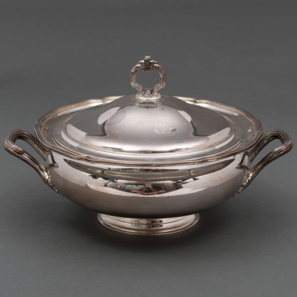 Sopera en plata española y punzonada del siglo XX. Ley, 925.