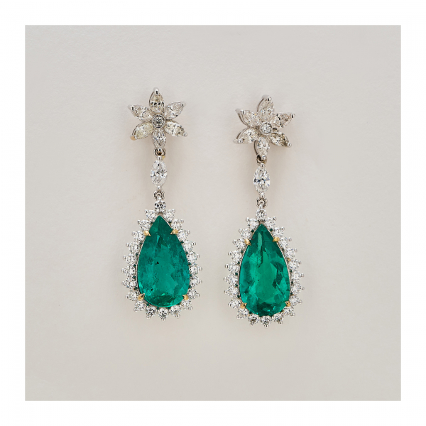 Pendientes largos en oro blanco con rosetón de diamantes talla perilla rematado por diamante talla marquise y esmeralda de Brasil talla perilla orlada por diamantes talla brillante.
