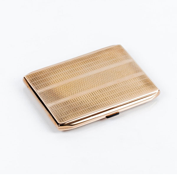 Elegante pitillera 'art-decó' en oro rosa y amarillo 800 mil. Decoración en franjas guilloché. Probablemente Portugal, C 1940. 