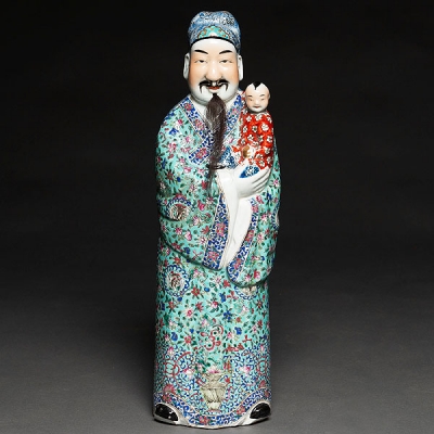 &quot;Sabio de la Antigüedad&quot; en porcelana China familia verde. Siglo XX