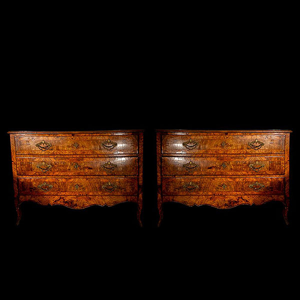 Pareja de cómodas italianas en madera de nogal y bronce, Siglo XVIII.