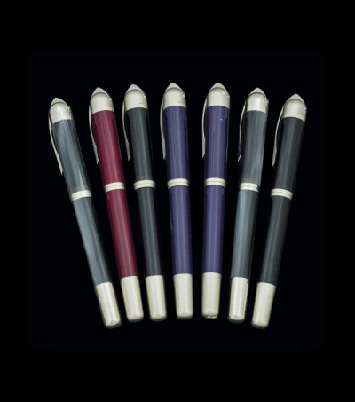 Lote de siete plumas Visconti &quot;Pericles&quot;.   Realizadas en celuloide de color negro, gris, azul y rojo. Año 2001.