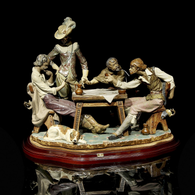 Lladr&oacute; "Jugadores en el mes&oacute;n", s. XX.  Porcelana policromada en acabado gres, esculpida por Juan Huerta y decorada por J. Ruiz.