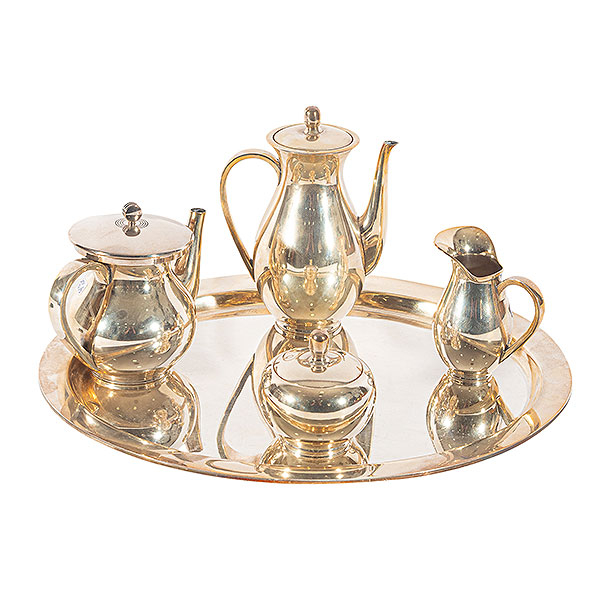Juego de café en plata española punzonada con decoración de líneas lisas, s.XX.