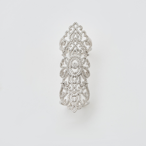 Sortija lanzadera articulada calada en oro blanco con diamantes talla brillante, 6 cm. 