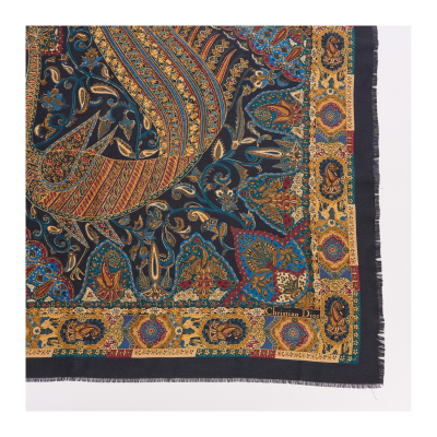 CHRISTIAN DIOR. Foulard en lana y seda de tonalidades cálidas sobre fondo azul marino con motivos geométricos y vegetales. En perfecto estado.