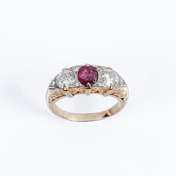 Sortija vintage en sólida montura cincelada de oro amarillo 18 K, con un bello rubí fino, y blancos diamantes