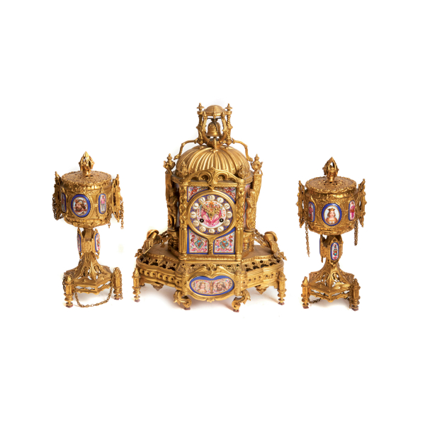 Reloj de sobremesa con guarnición de copas en bronce y placas en porcelana representando monarcas, dragones y ángeles, fles. del s.XIX.