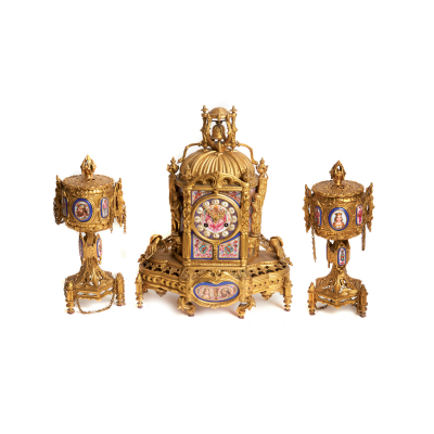 Reloj de sobremesa con guarnición de copas en bronce y placas en porcelana representando monarcas, dragones y ángeles, fles. del s.XIX.