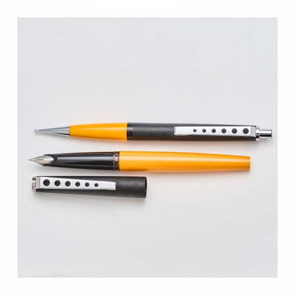 MONTBLANC «Carrera 522» Juego de estilográfica y lápiz en resina negra y amarilla con detalles en acero, c.1975.