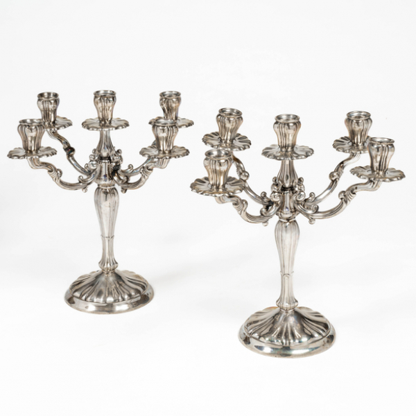 Pareja de candelabros de cinco luces en plata espa&ntilde;ola y punzonada del siglo XX.