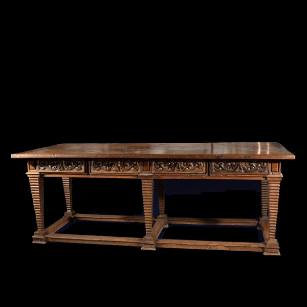 Mesa de nogal con cuatro cajones. Escuela Espa&ntilde;ola. Siglo XVI.