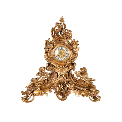 Reloj de sobremesa estilo Luis XV en bronce dorado con decoraci&oacute;n floral y pareja de puttis, s.XIX.