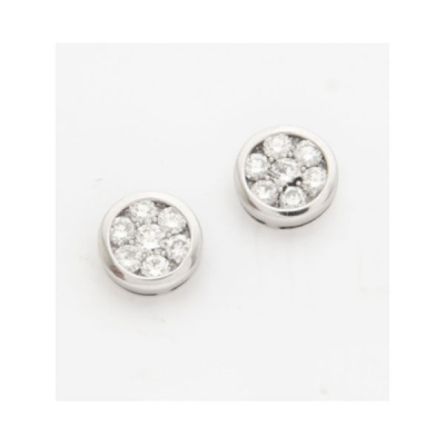 Pendientes en oro blanco con diamantes talla brillante formando flor con un peso total de 1 cts. aprox.
