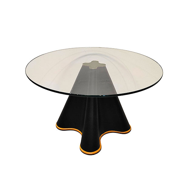 Oscar Tusquets (Barcelona, 1941) para Casas.  Mesa de centro "Trébol".  Base de fibra de vidrio moldeada, en forma de cono alabeado y recubierta de cuero con sobre circular de cristal. Diseñada en 1993.