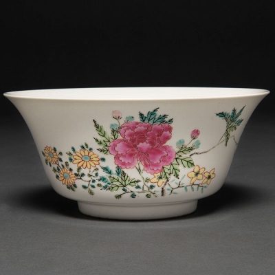 Cuenco en porcelana china familia rosa. Trabajo Chino, Siglo XX. 