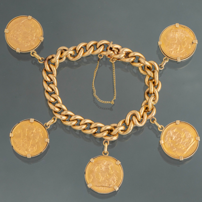 Pulsera de calabrote en oro amarillo de 18 kt con cinco monedas como colgantes.