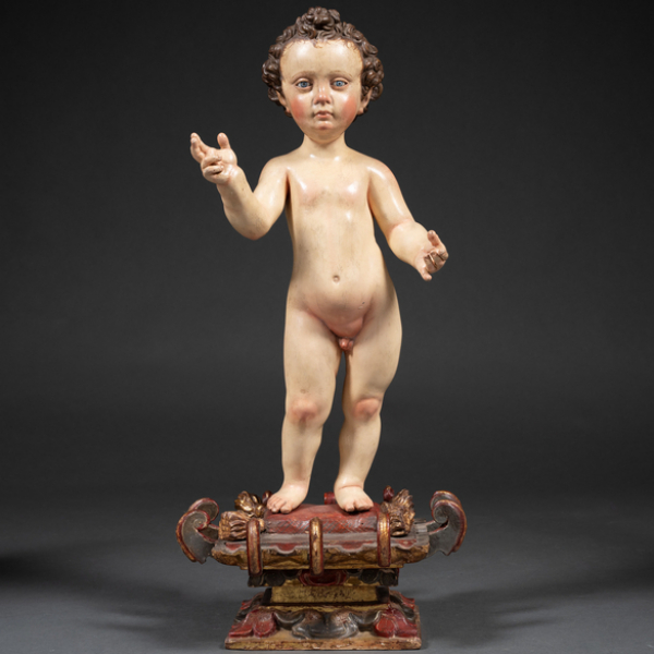 "Niño Jesús triunfante" Escultura de bulto redondo en plomo policromado. Escuela Sevillana, S. XVII.  La base esta hecha en madera tallada y policromada.