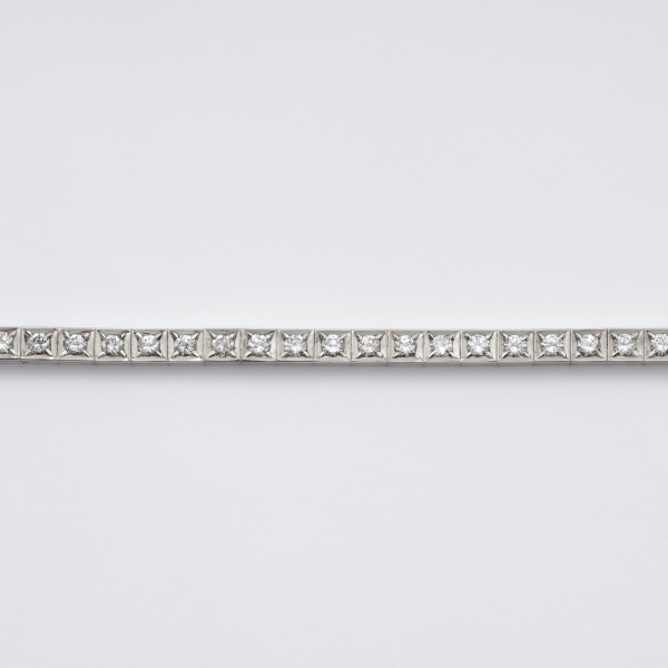 Pulsera rivière diseño geométrico en oro blanco con diamantes talla brillante engastados en garras.