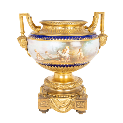 Centro franc&eacute;s &laquo;bleu de roi&raquo; estilo S&egrave;vres en porcelana esmaltada y montura en bronce dorado, segunda mitad del s.XIX. 