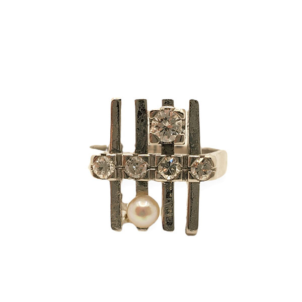 Sortija en oro blanco de 18k con diamantes talla brillante y una perla cultivada.