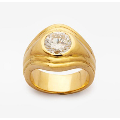 Sortija solitario en oro amarillo con diamante talla brillante central con un peso total de 1,12 cts. aprox.