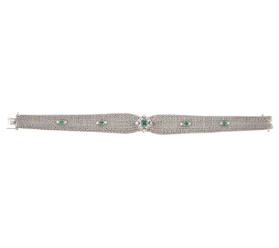 Pulsera a&ntilde;os 50 en malla flexible de oro blanco anudada en el centro, y decorada con esmeraldas y brillantes  