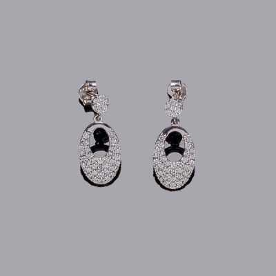 Pendientes en oro blanco con motivo colgante oval, calado, en pavé de circonitas. 20 mm.