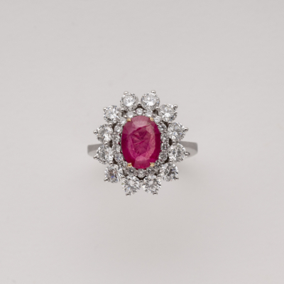 Sortija roset&oacute;n en oro blanco con rub&iacute; de Myanmar ( Burma ) talla oval orlado por diamantes talla brillante.