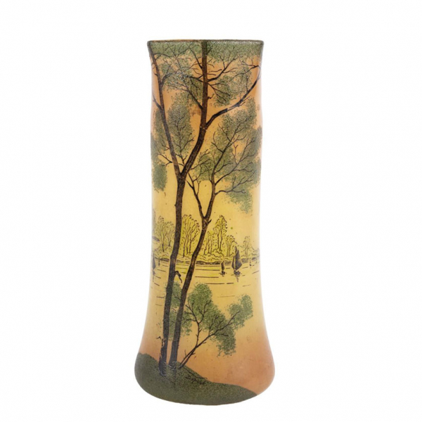 Jarron Art Nouveau con paisaje C. 1900, en cristal soplado.  Decoración esmaltada con escena de paisaje con lago y veleros.