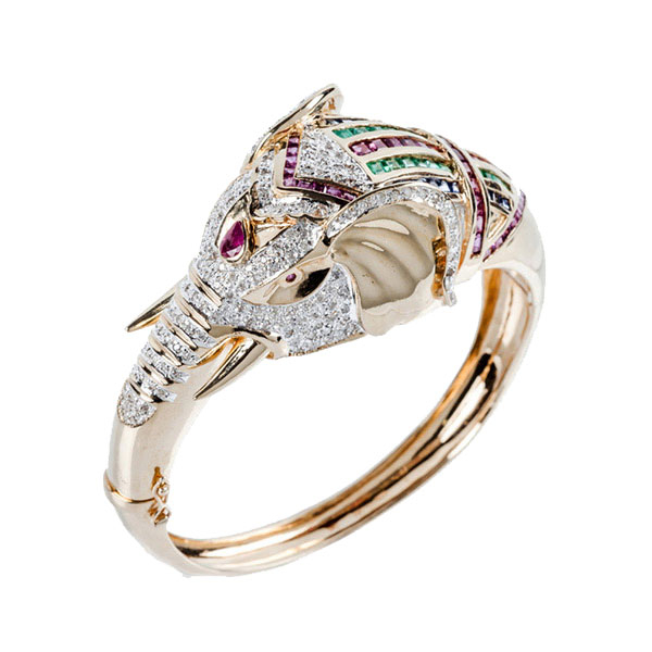 Espléndido brazalete en sólida montura de oro amarillo de 14 k, con cabeza de elefante, diamantes, zafiros, esmeraldas y rubíes