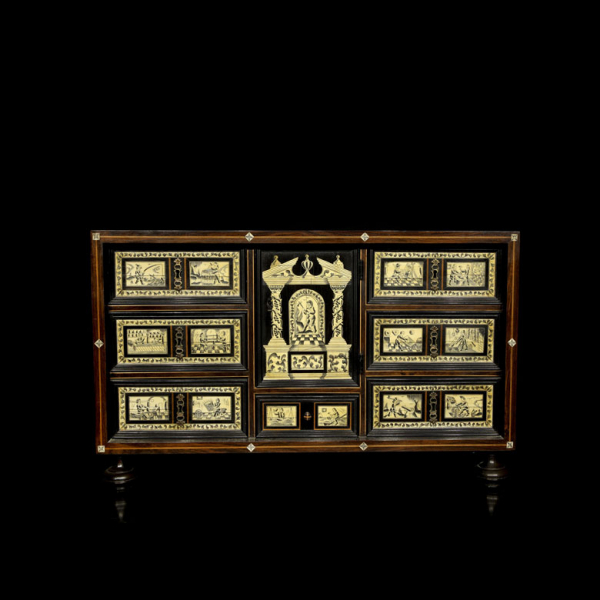 Bargueño Valenciano de inspiración renacentista, en madera con hueso tallado y grabado, s. XX. 