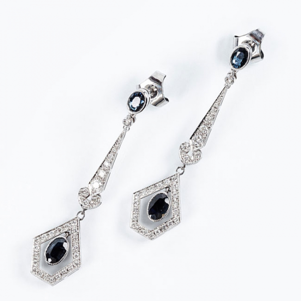 Pendientes largos estilo art-decó en platino, con zafiros finos azules, talla oval, y limpios y blancos diamantitos