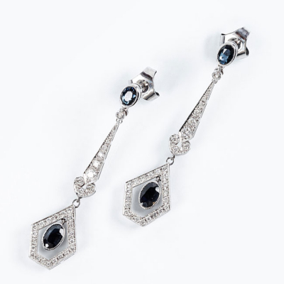 Pendientes largos estilo art-dec&oacute; en platino, con zafiros finos azules, talla oval, y limpios y blancos diamantitos
