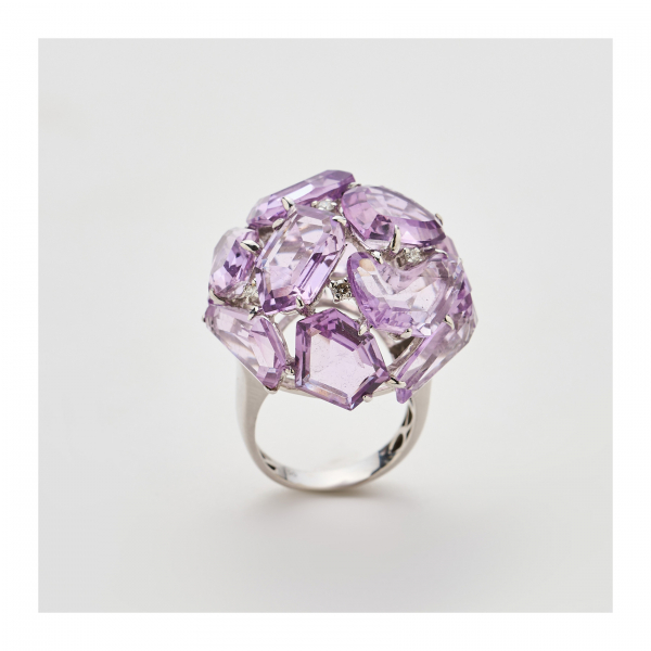 Sortija diseño bombé en oro blanco con símiles de amatista en diversas tallas y medidas y diamantes talla brillante engastados en garras.