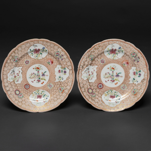 Pareja de platos en porcelana china familia rosa. Trabajo Chino, Finales siglo XIX