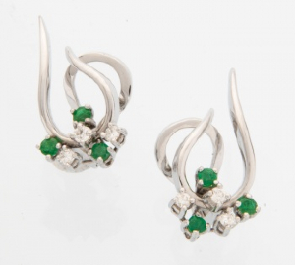 Pendientes en oro blanco con decoración de racimo, esmeraldas y diamantes talla brillante.
