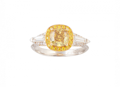 Sortija con diamante Fancy talla cushion de 1,50 ct flanqueado por diamantes talla baguette. En oro bicolor de 18K.