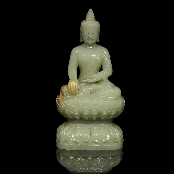 Figura de jade "Shakyamuni", Dinast&iacute;a Tang (618&ndash;907) o posterior en jade de tonalidad verde celad&oacute;n