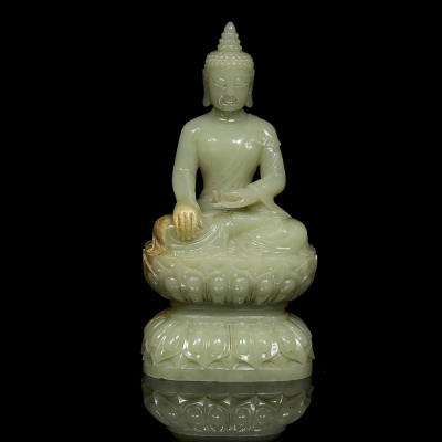 Figura de jade "Shakyamuni", Dinast&iacute;a Tang (618&ndash;907) o posterior en jade de tonalidad verde celad&oacute;n