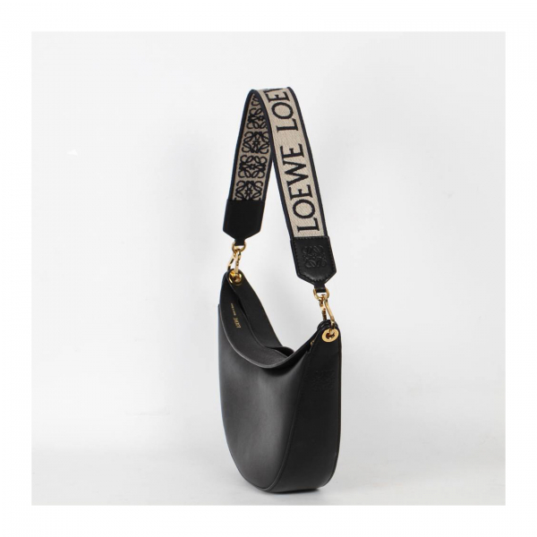 LOEWE. Bolso de hombro modelo «Luna» estilo hobo en piel de vacuno con acabado satinado y bandolera extraíble de jacquard con el logo de la marca.